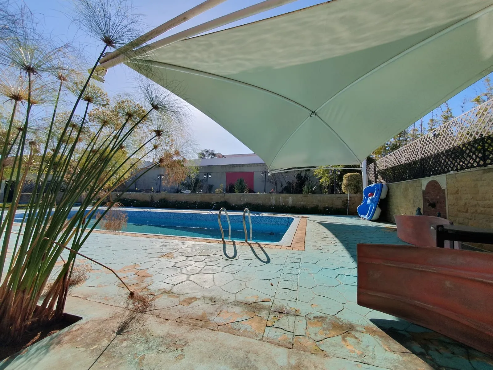 Trés Joli Villa plain pied avec un beau jardin et piscine - الرباط (4)