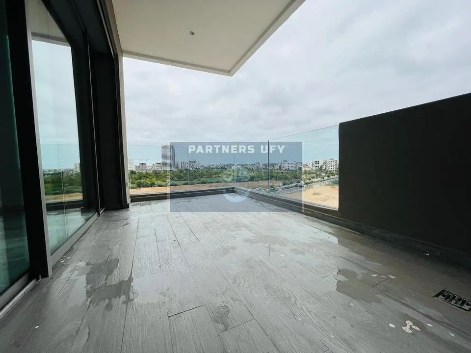 LOCATION D'UN MAGNIFIQUE  ET LUXUEUX  APPARTEMENT AVEC TERRASSE - الدار البيضاء