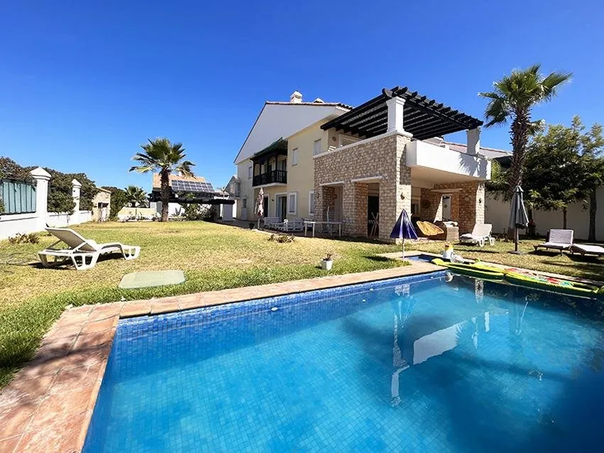 Villa, et piscine en résidence sécurisée. - الدار البيضاء