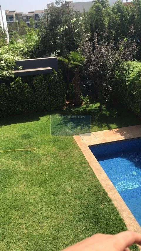 Luxueux villa avec joli jardin en résidence sécurisée - BOUSKOURA. - بوسكورة