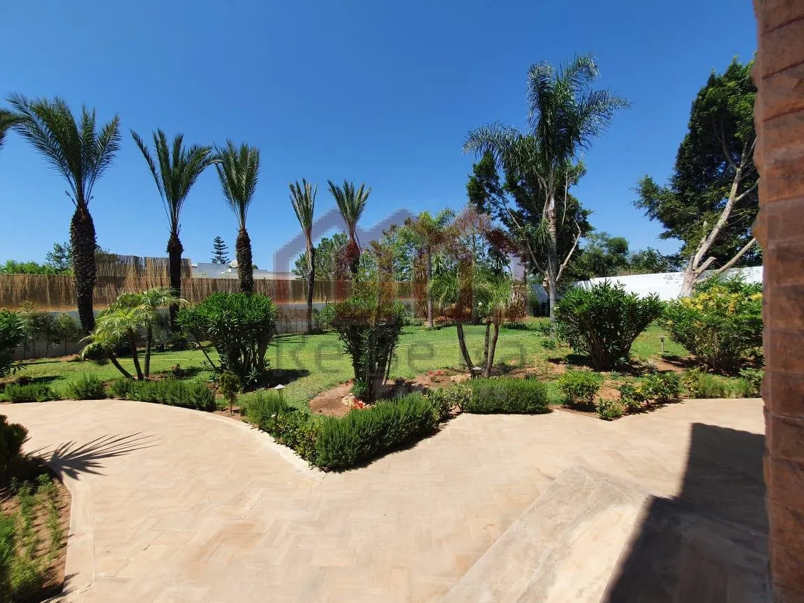 Belle Villa avec piscine et chauffage central a Souissi - الرباط