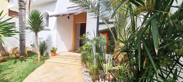 Villa meublée haut standing, piscine et jardin - الدار البيضاء