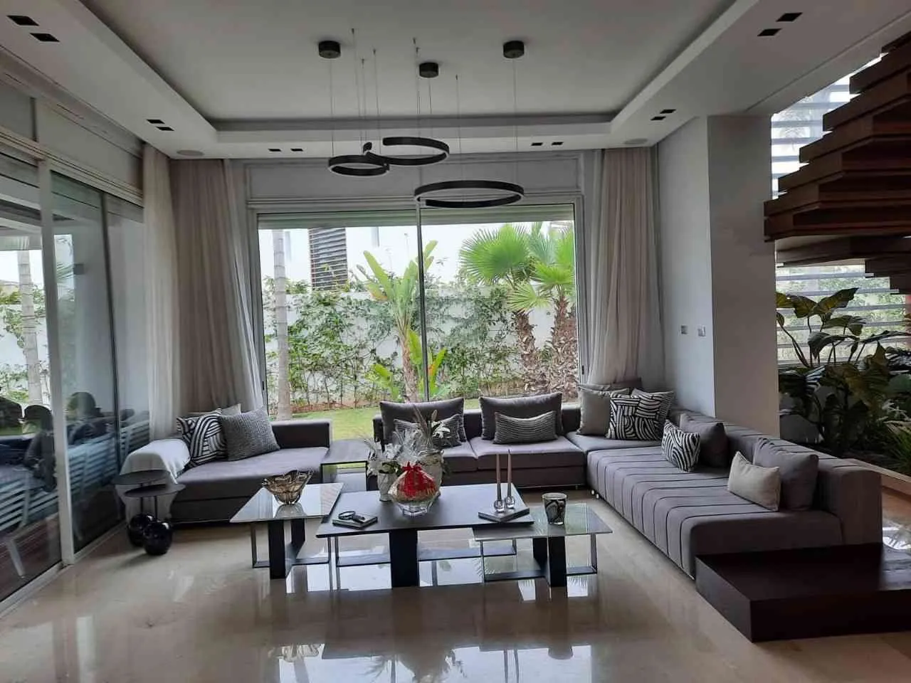 magnifique villa isolée meublée et rénovée, située dans une raquette calme dans la résidence CGI - الدار البيضاء