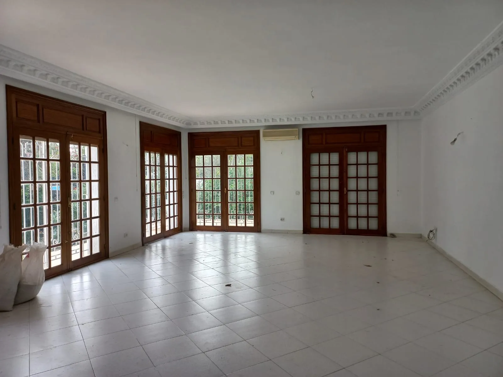 villa avec piscine à louer à Souissi - الرباط