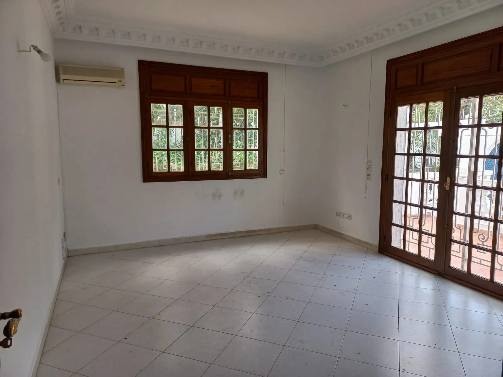 villa avec piscine à louer à Souissi - الرباط (2)