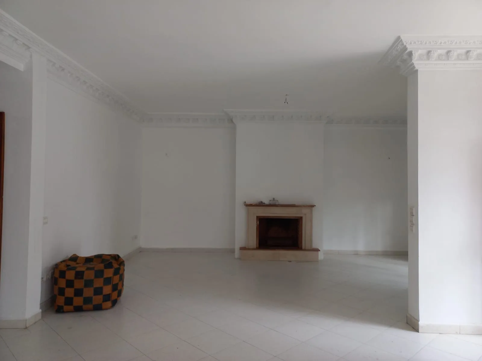villa avec piscine à louer à Souissi - الرباط (3)