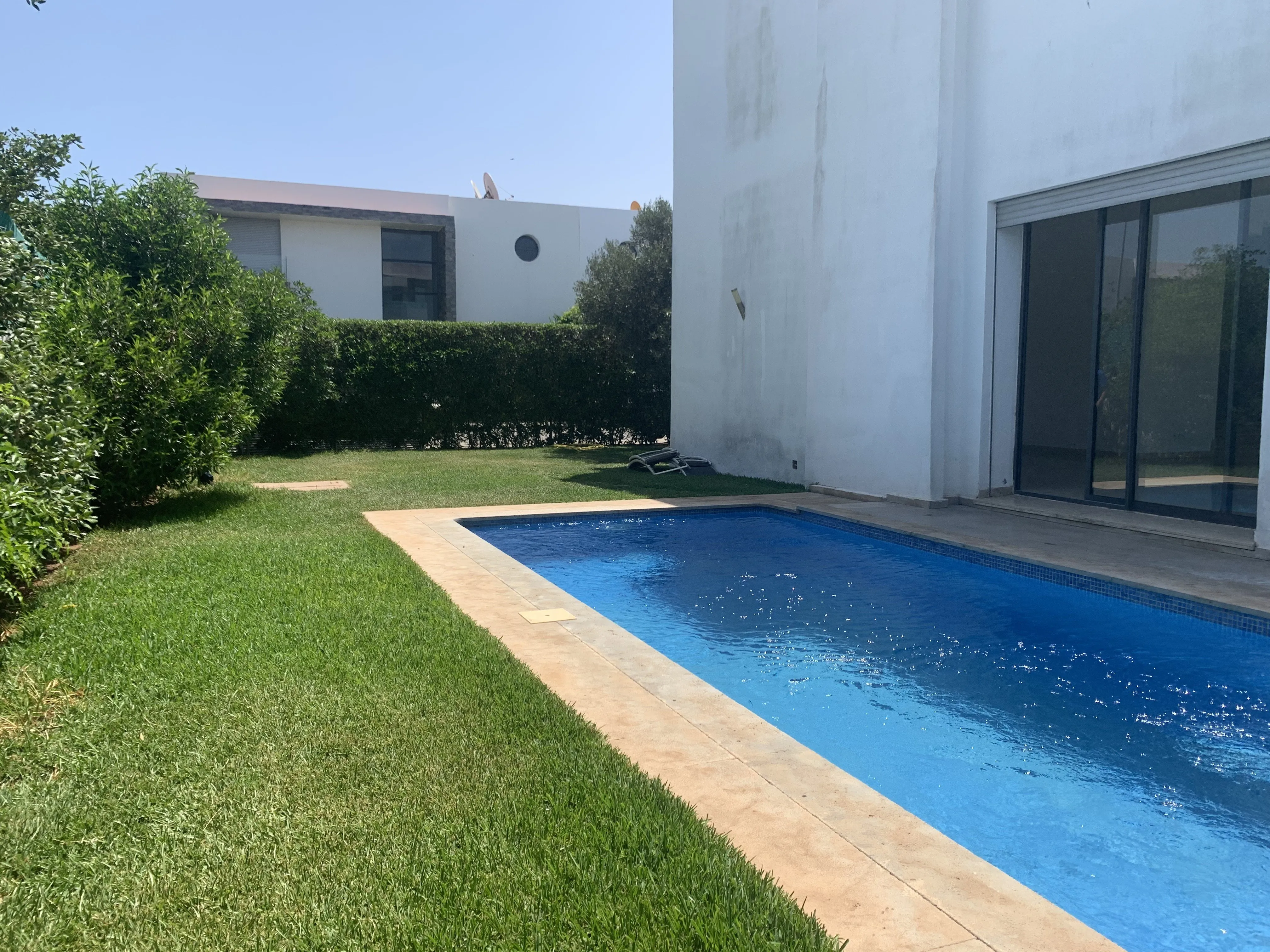 Jolie Villa avec Piscine en Résidence Sécurisée - الدار البيضاء (2)