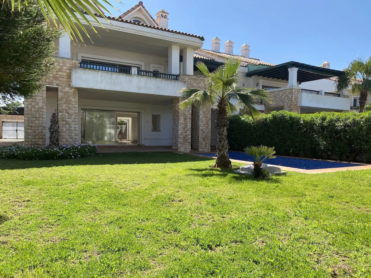 Belle villa avec grand jardin ensoleillée. - الدار البيضاء