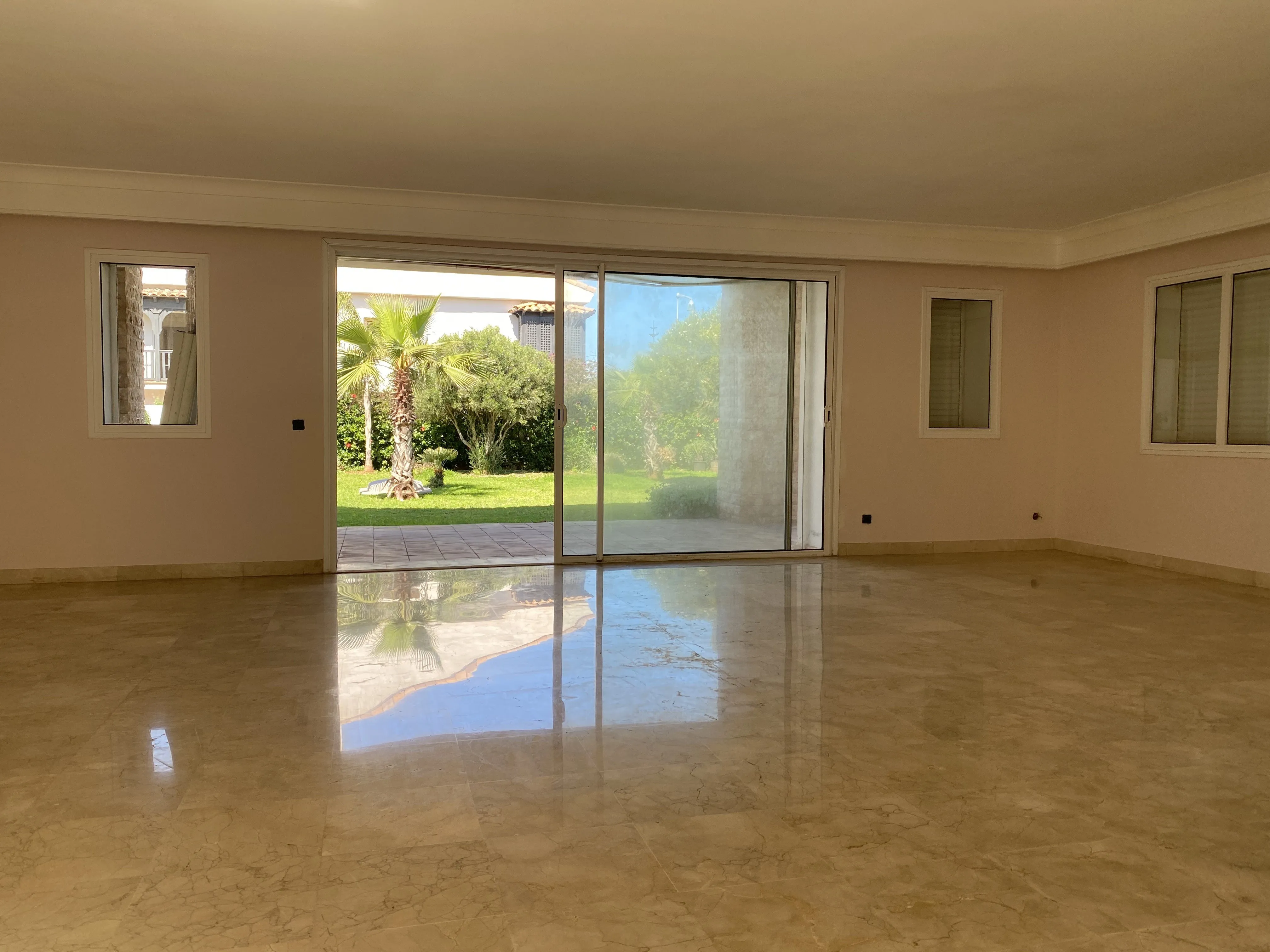 Belle villa avec grand jardin ensoleillée. - الدار البيضاء (3)