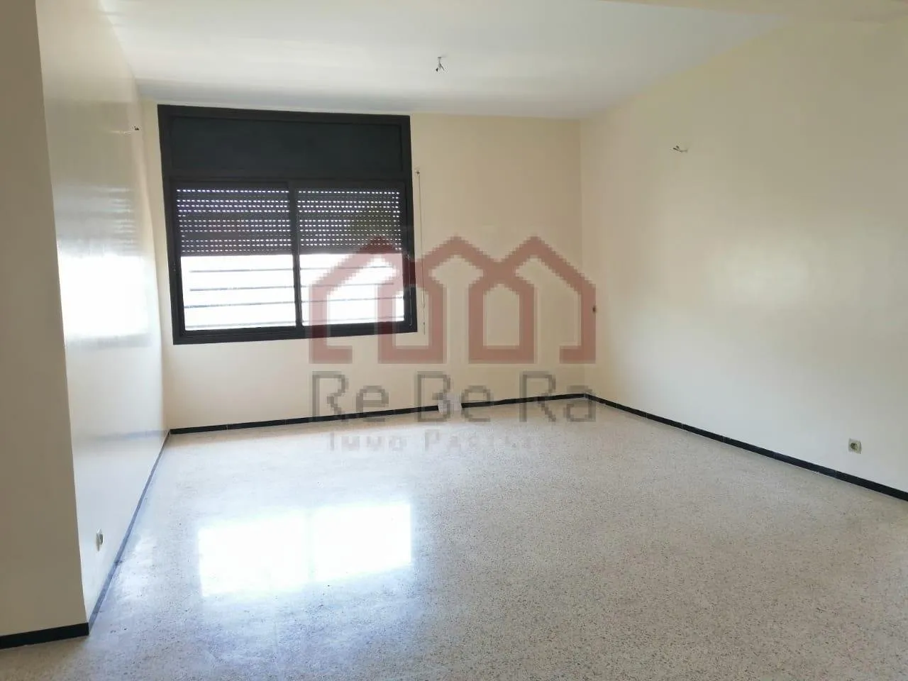 Grand appartement avec balcon - الرباط