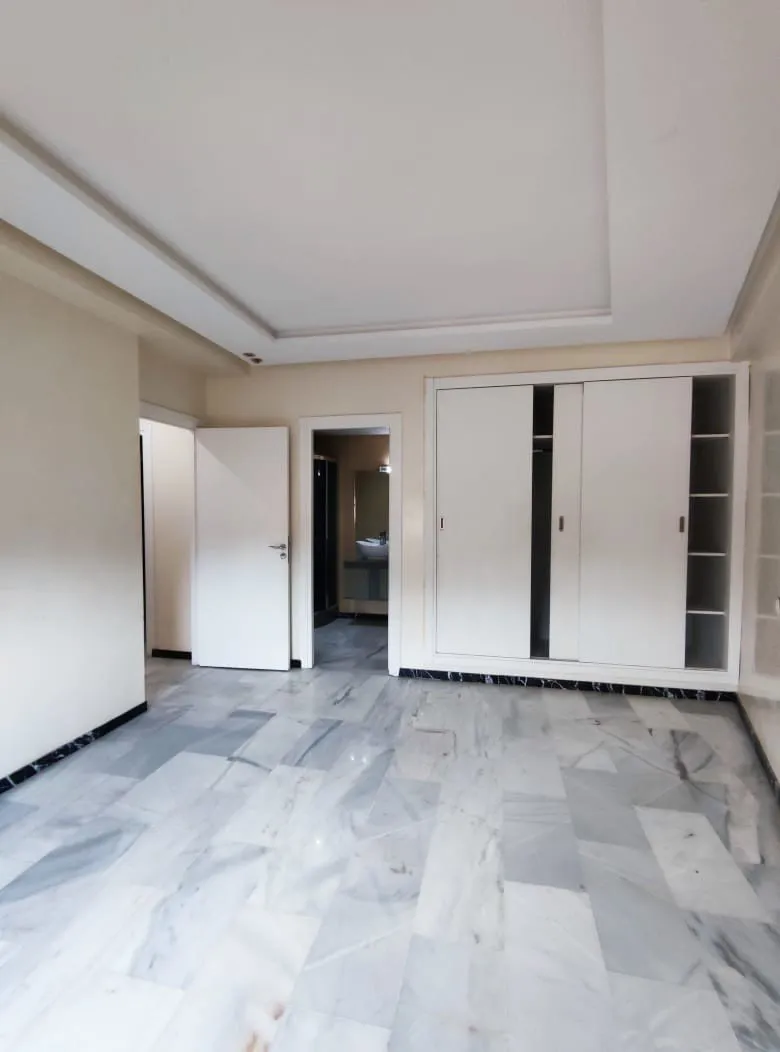 Très bel appartement en location vide - مراكش (2)