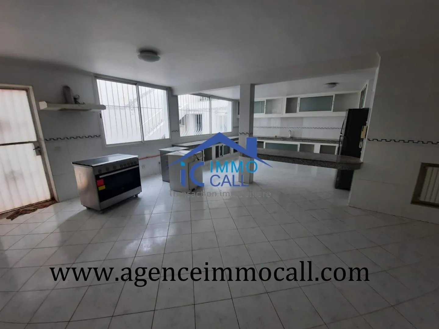 en LOCATION villa 2000 m² à SOUISSI - الرباط