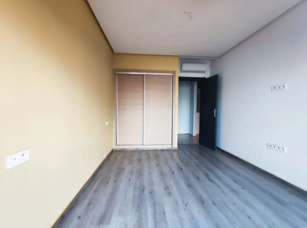 Bel appartement en location longue durée vide - مراكش (3)