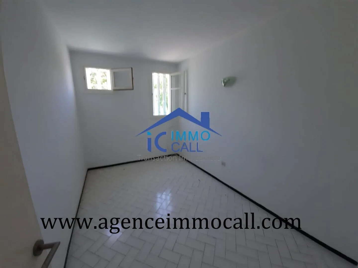EN LOCATION villa vide 1300 m² à Souissi - الرباط (2)