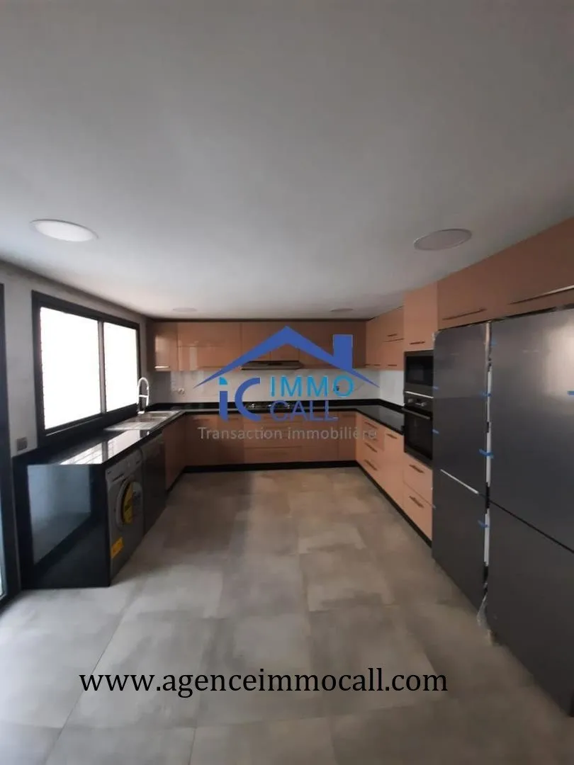 à LOUER Villa vide avec 4 chambres à Hay Riad - الرباط (3)