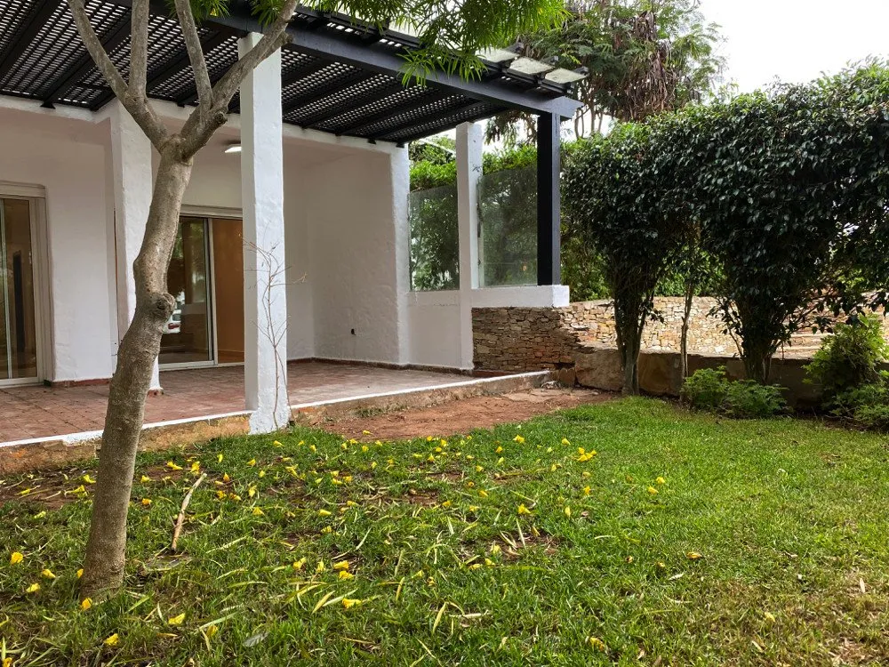 Villa ensoleillée avec jardin clôturé de plantes - الدار البيضاء