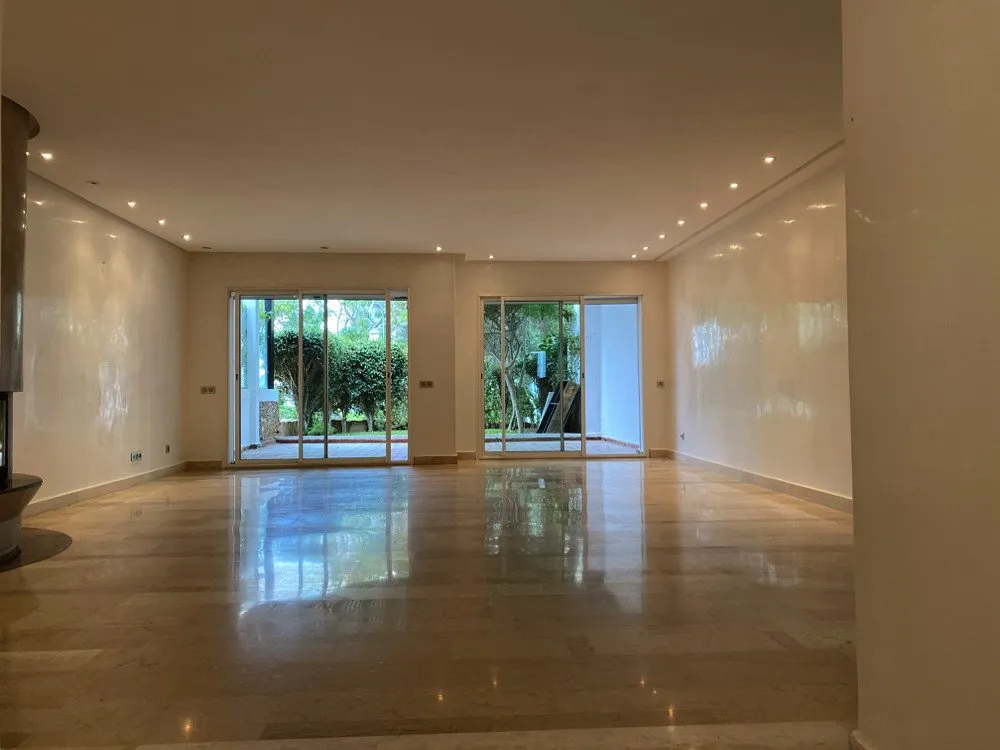 Villa ensoleillée avec jardin clôturé de plantes - الدار البيضاء (3)