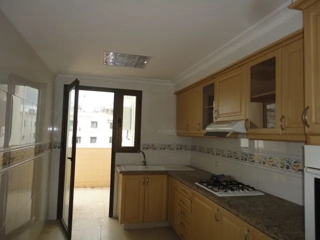 location d'un grand appartement vide au Racine - الدار البيضاء (3)