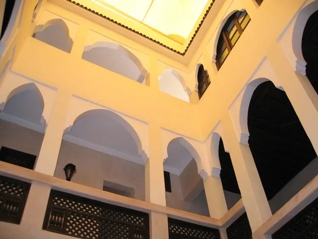 m2maroc, Riad r&amp;eacute;nov&amp;eacute; 320m2 | 6ch &amp;agrave; coucher | 6SDB | Salon marocain | Patio | belle terrasse | 3.300.000-Dhs - Ventes - Hotels / Maison d'hôtes - مراكش
