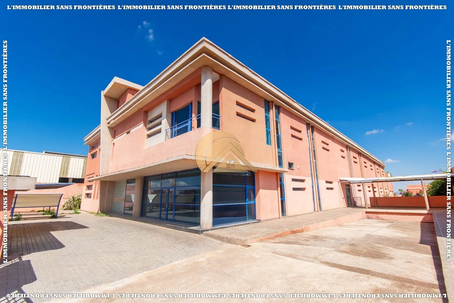 Dépôt commercial à vendre — 3 façades – Route Safi, Quartier industriel, Marrakech - مراكش (2)