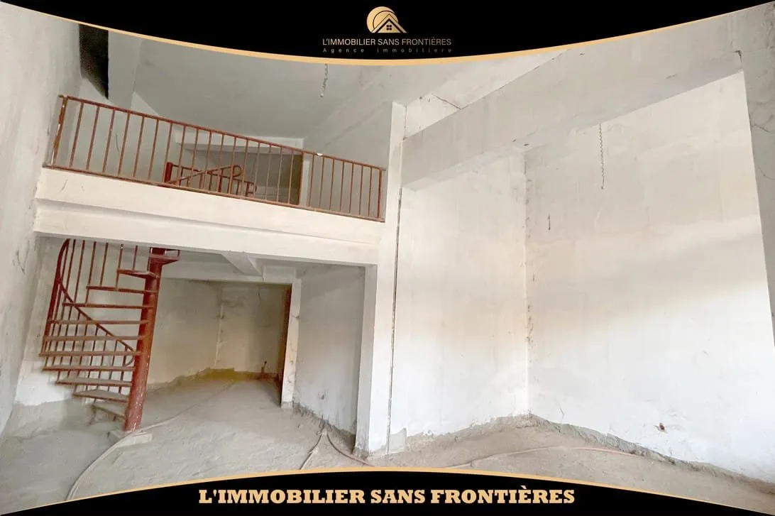 Magasin à El Azzouzia, Mezzanine 18 m² + 66 m², Marrakech : à vendre - مراكش