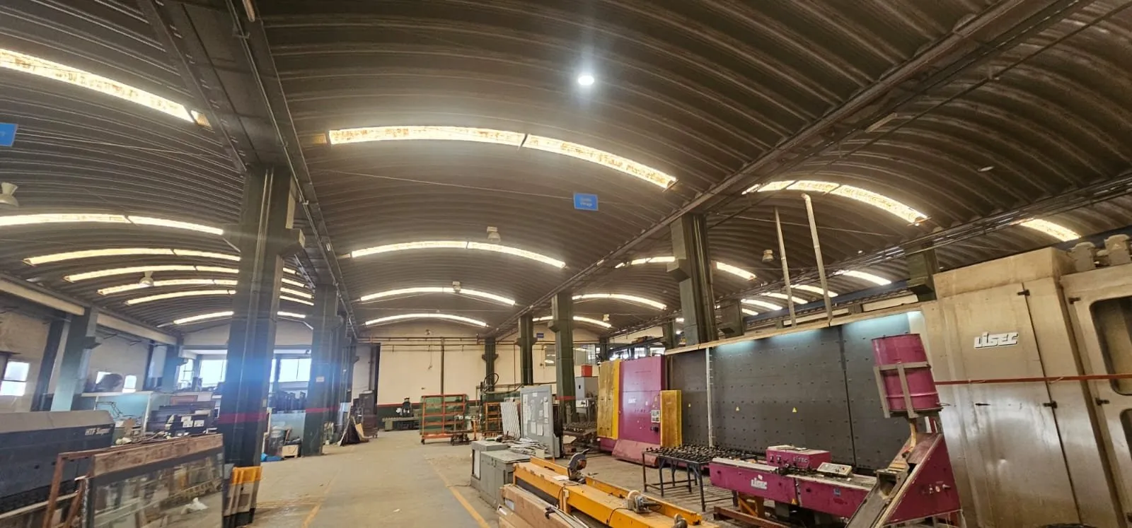 Bâtiment industriel de 8.200 m de surface utile a la vente situé en plein route côtière de  Ain sebaa - الدار البيضاء