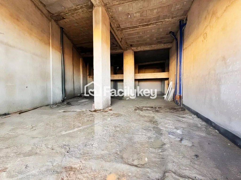 Local commercial de 550 m² à Casablanca - الدار البيضاء (2)
