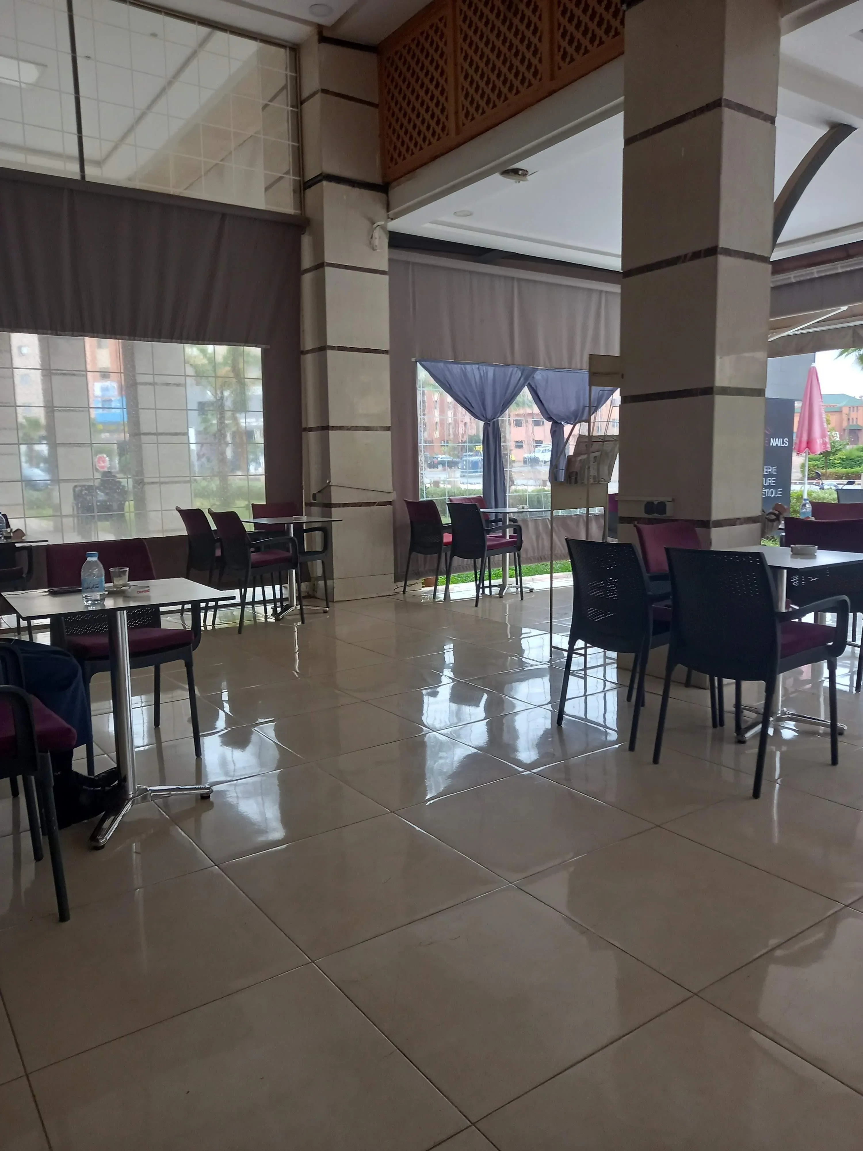 Café restaurant en plein Boulevard - مراكش