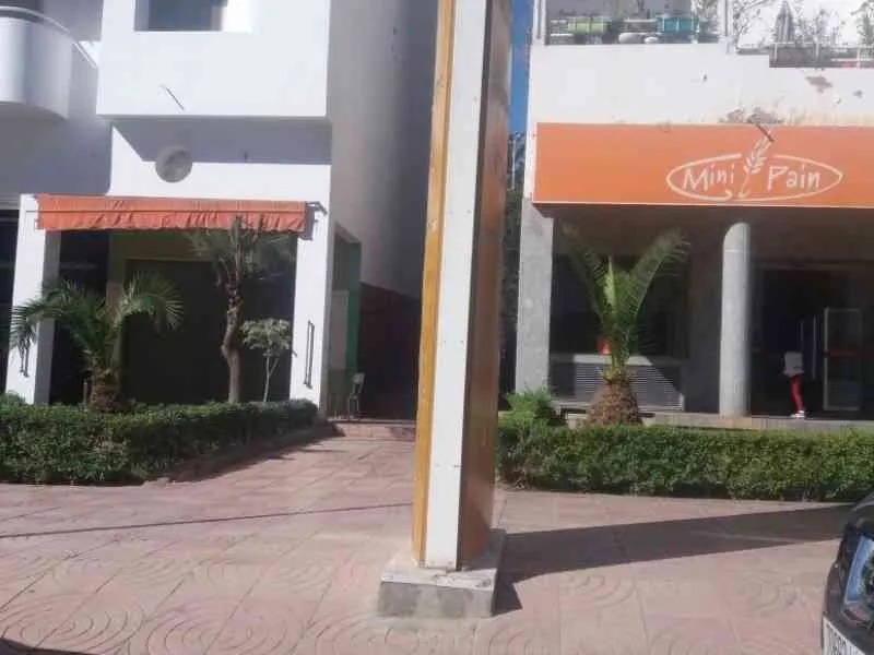 Local a vendre titre de 30 m2 plus mezzanine Avenue des far agadir - أكادير (3)