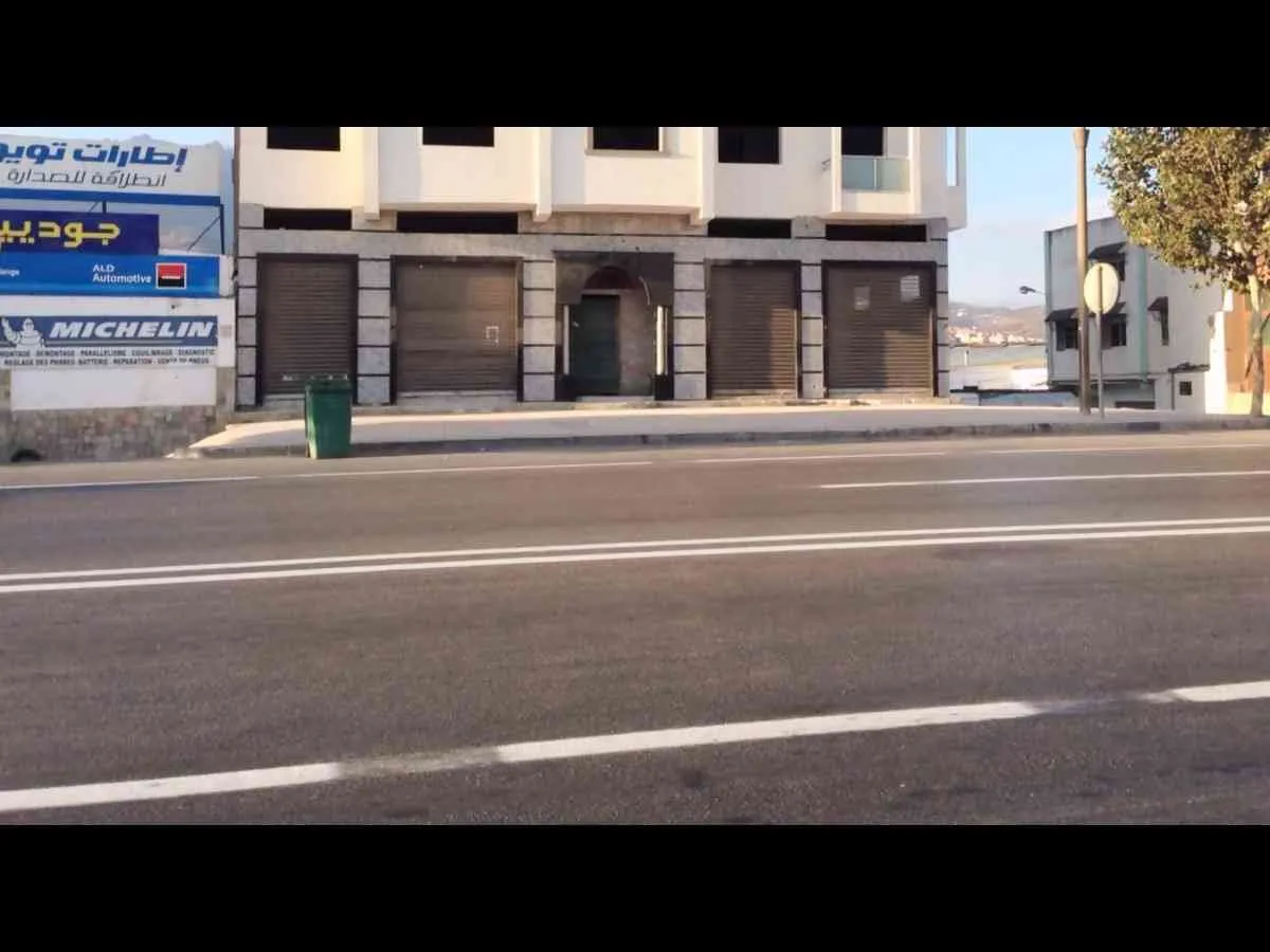 Local commercial 2 pièces de 100 m² - طنجة (2)