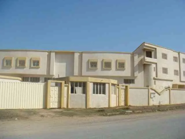 Un bâtiment administratif et commerciale de 3 - القنيطرة