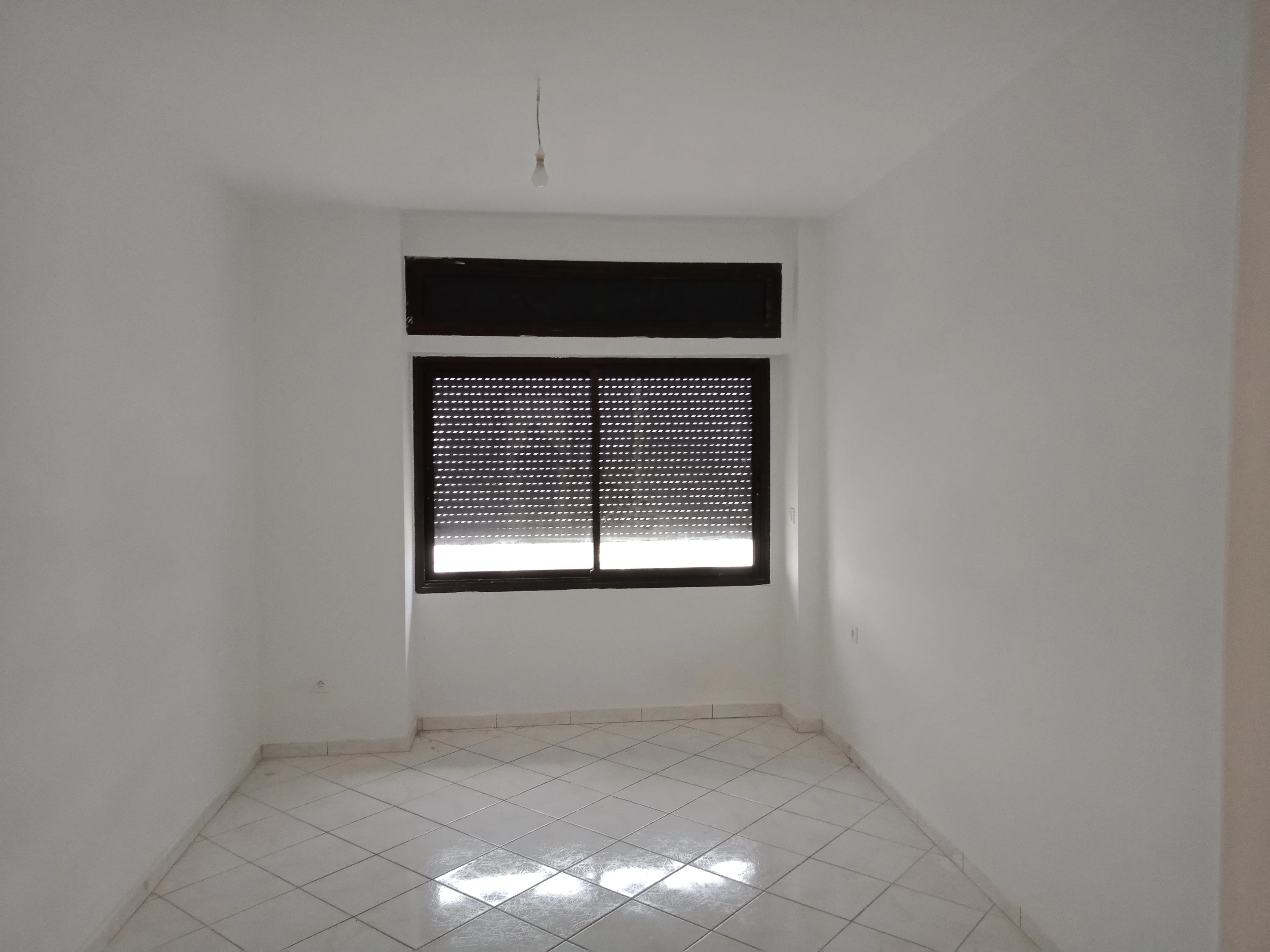 Magasin à louer situé sur grande avenue à Agdal - الرباط