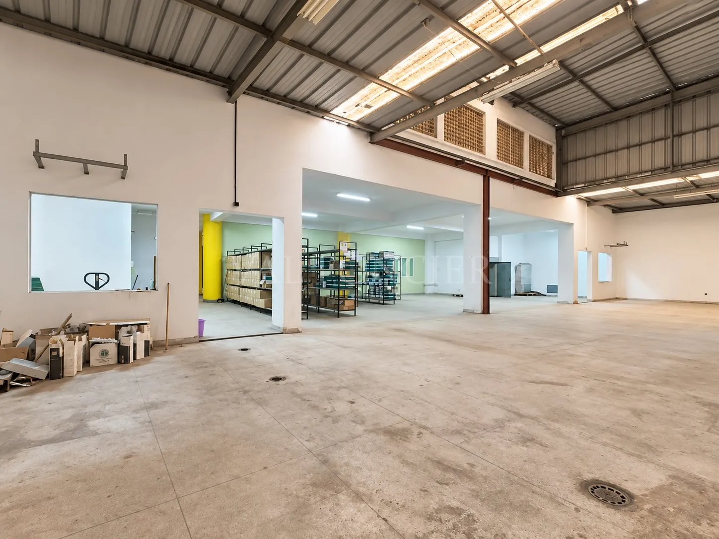 À vendre – Bâtiment industriel d’environ 2 640 m² – Sidi Bernoussi, Zone I2S1 - الدار البيضاء