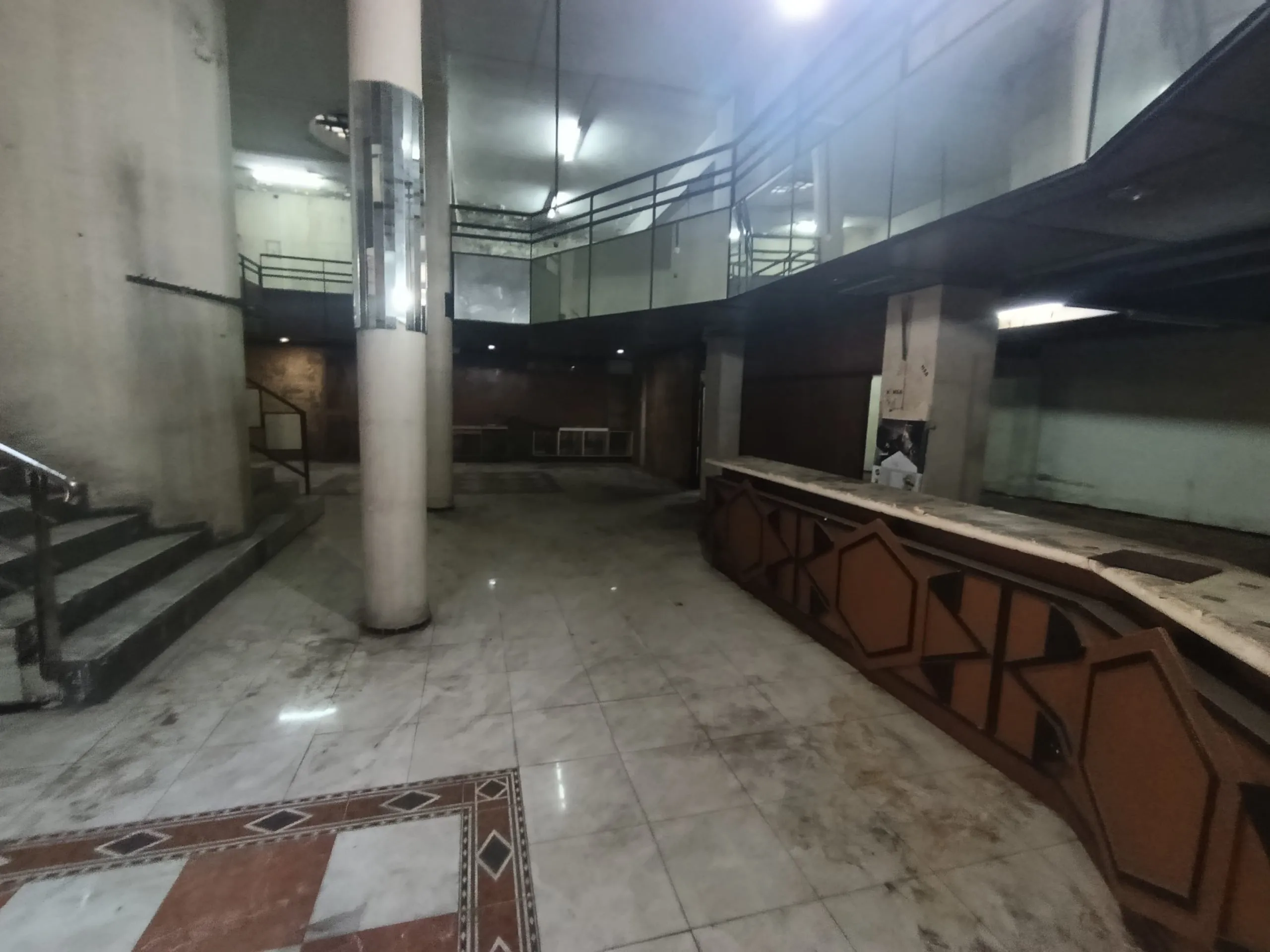 Local commercial de 720m2 à la location en plein Bd Abdelmoumen - الدار البيضاء (3)