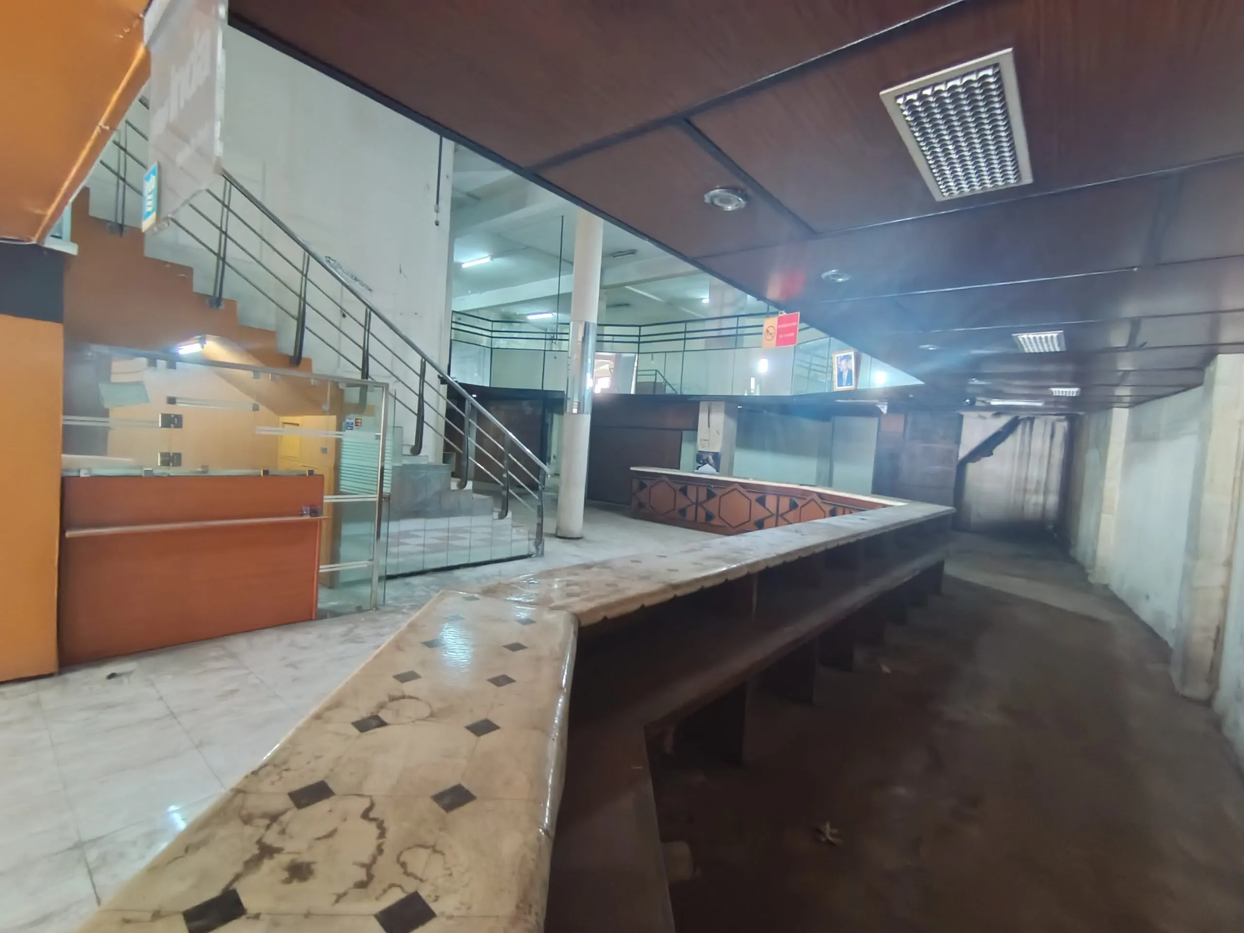 Local commercial de 720m2 à la location en plein Bd Abdelmoumen - الدار البيضاء (2)