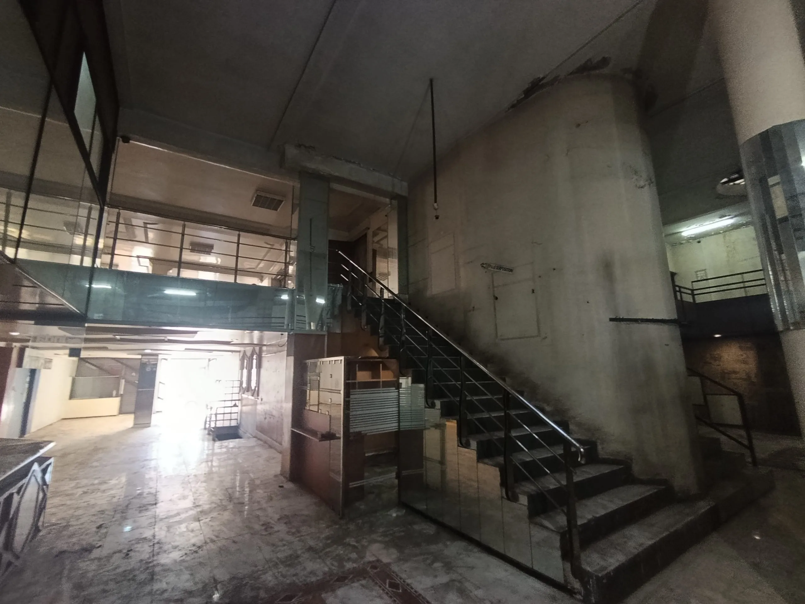 Local commercial de 720m2 à la location en plein Bd Abdelmoumen - الدار البيضاء (4)