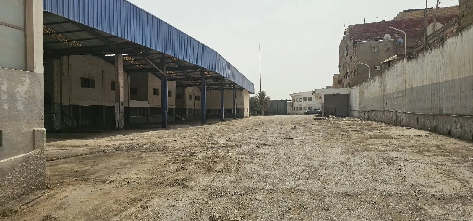 Usine industrielle de 5.800 m de surface de terrain dont 2.000 m de surface couverte + bureaux a la location en pleine zone industrielle de mediouna - الدار البيضاء
