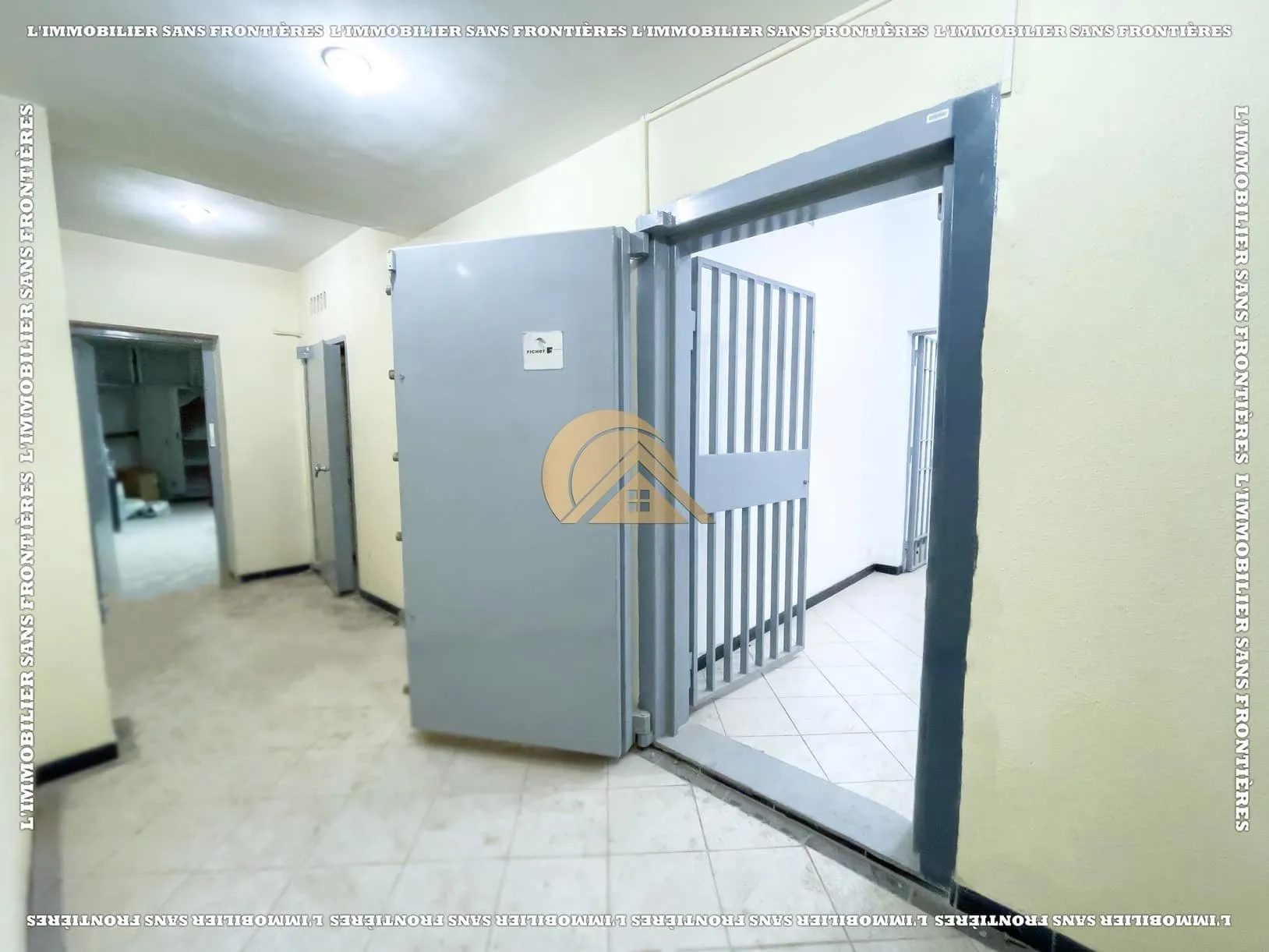Local commercial à louer à Guéliz, Marrakech — Mezzanine — 477 m² - مراكش (3)