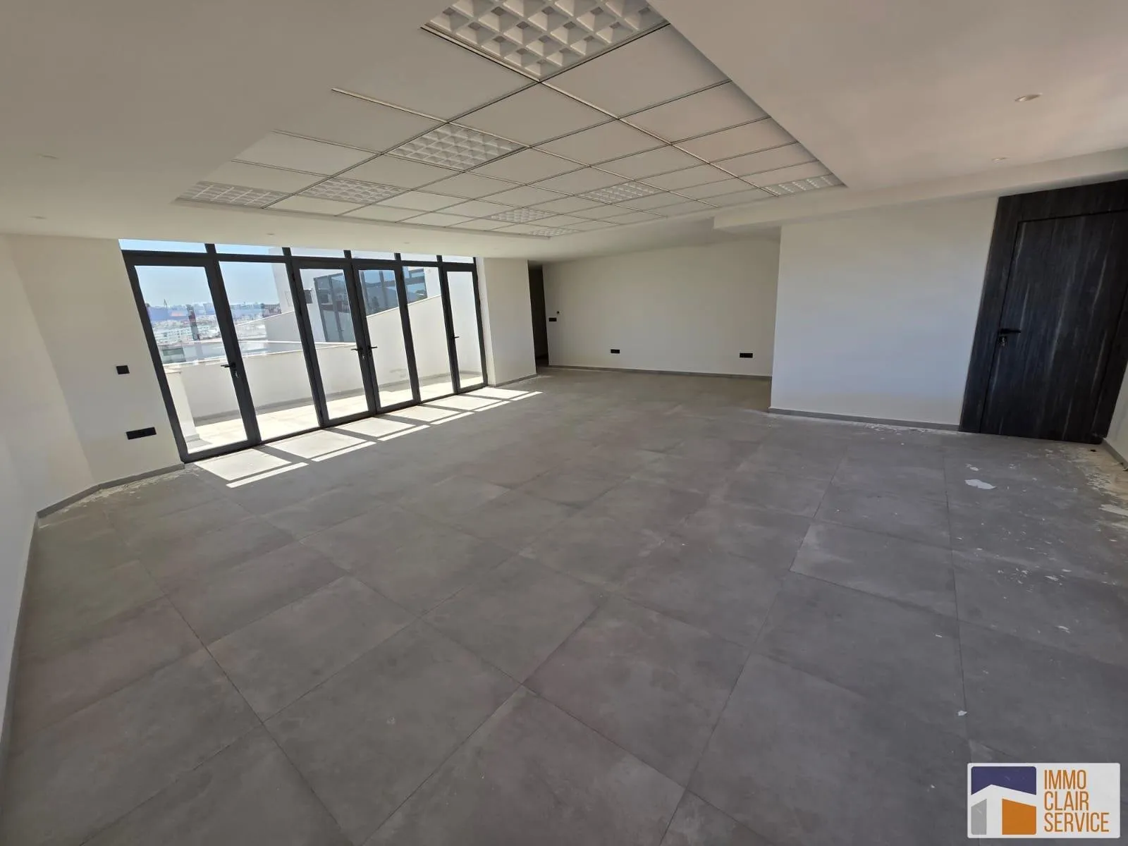 Location d'un bureau avec terrasse, deux façades. - الرباط (4)