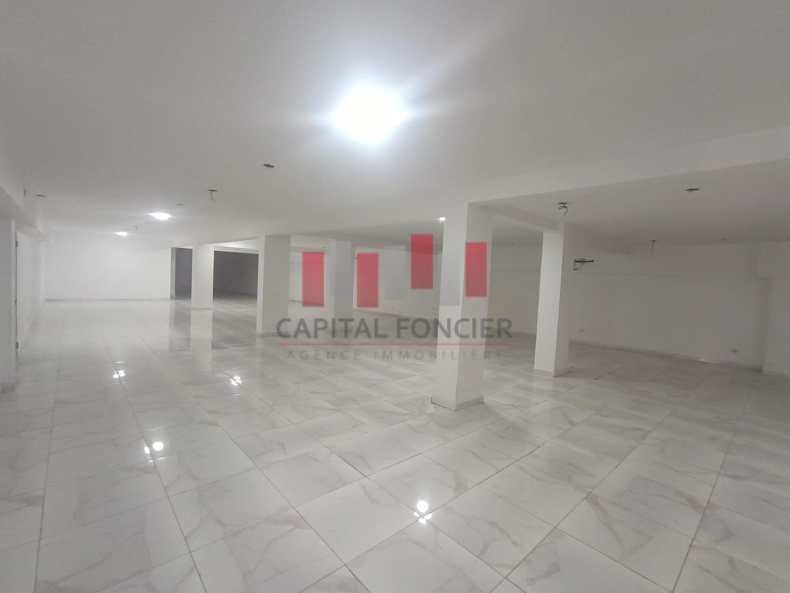 Local commercial 1100m2 + 200m de garage à la location Ziraoui - الدار البيضاء