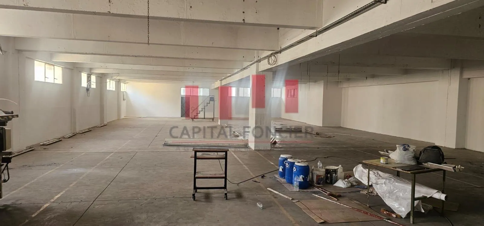Unité industrielle de 340 m de surface exploitable en étage avec 2 montes charge + espace éxterieur a la location zone industrielle lissasfa - الدار البيضاء