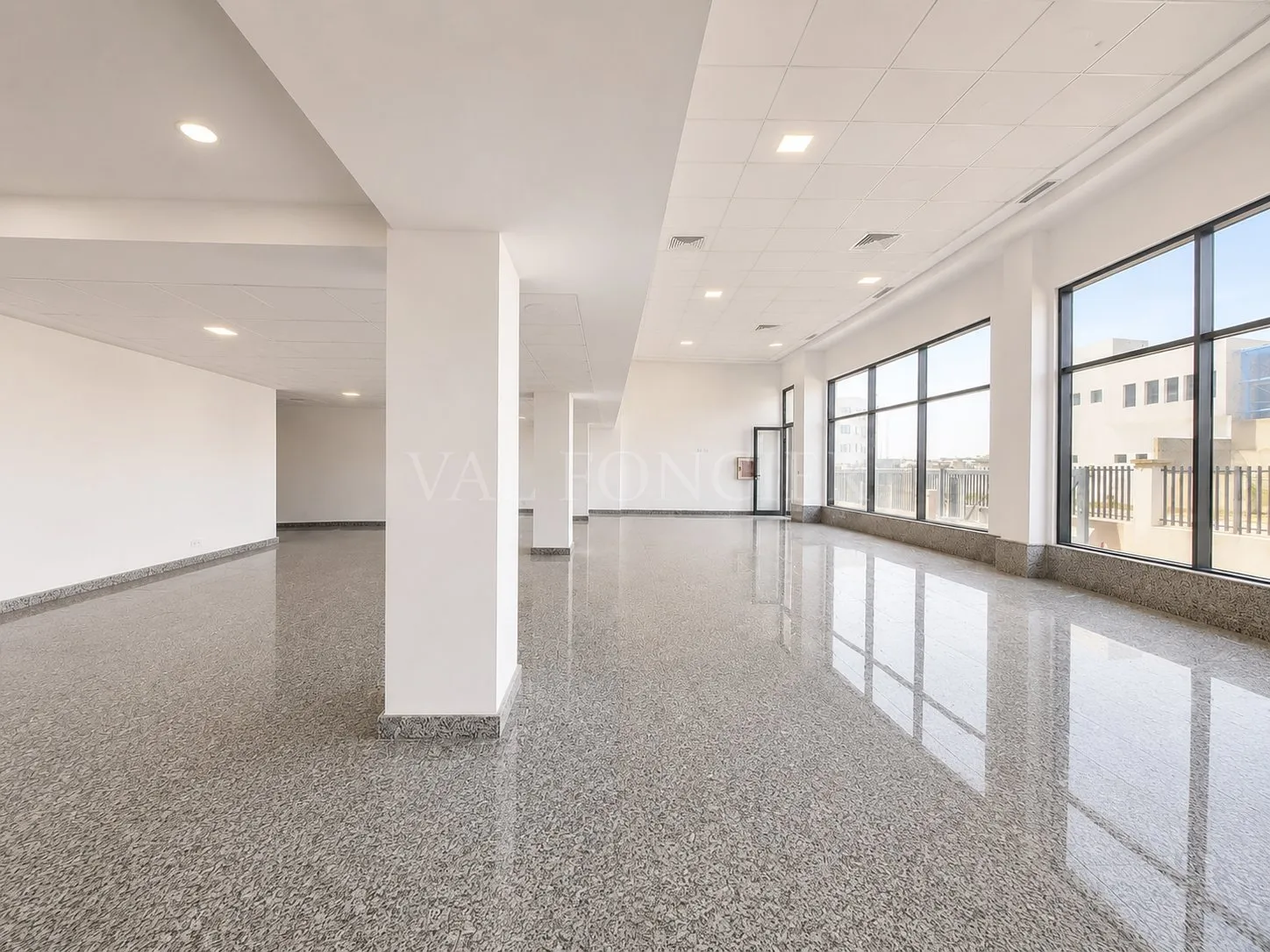 À louer – Showroom commercial de 284 m² – Zone industrielle Zenata / Aïn Harrouda - الدار البيضاء (2)