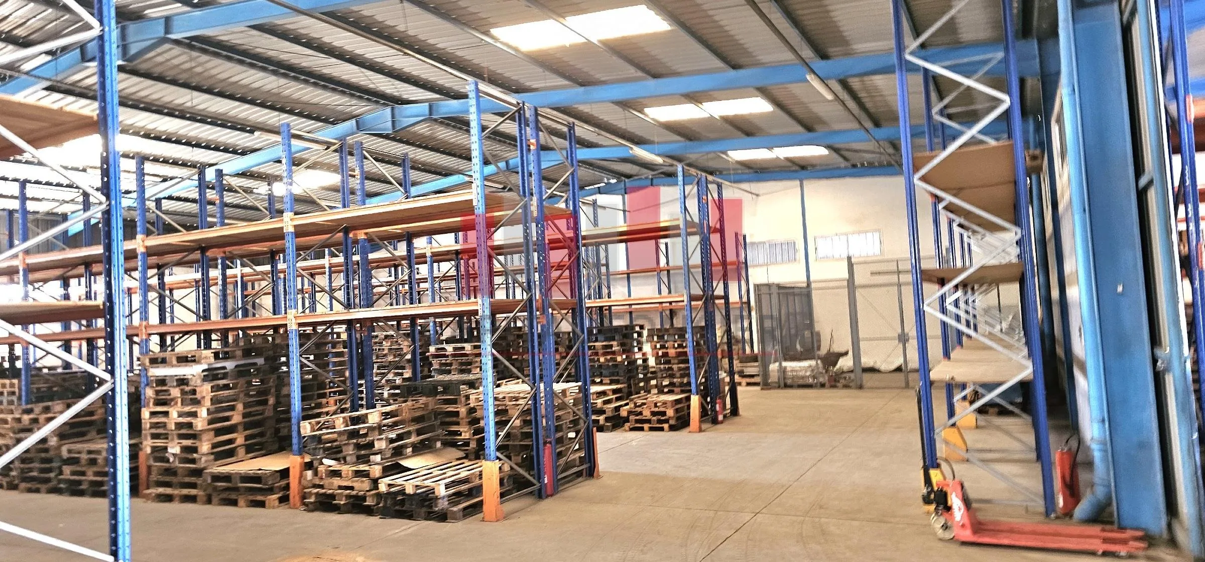 Hangar de 2200 m idéal pour production ou stockage a la location zone industrielle sidi maarouf - الدار البيضاء