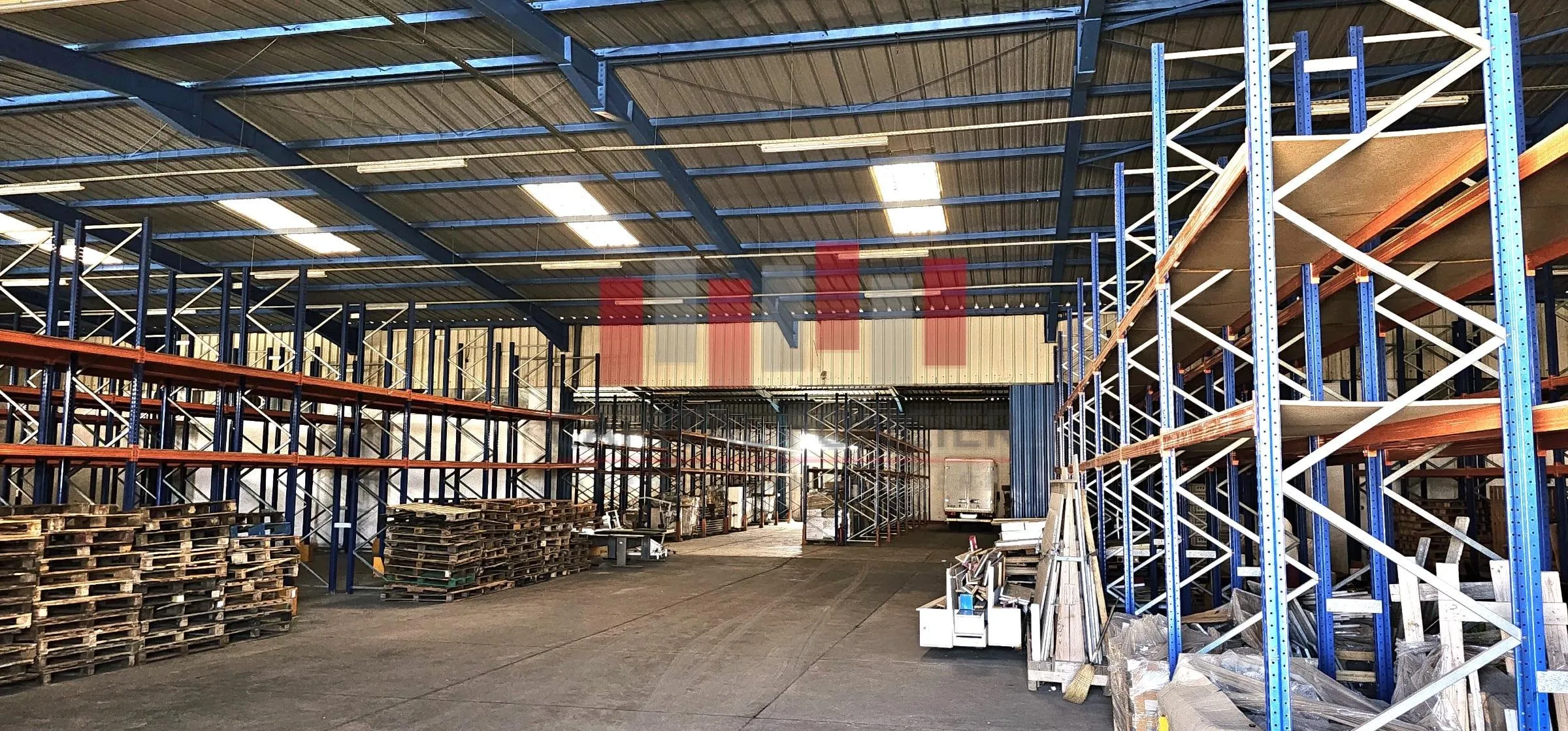 Hangar de 2200 m idéal pour production ou stockage a la location zone industrielle sidi maarouf - الدار البيضاء (3)