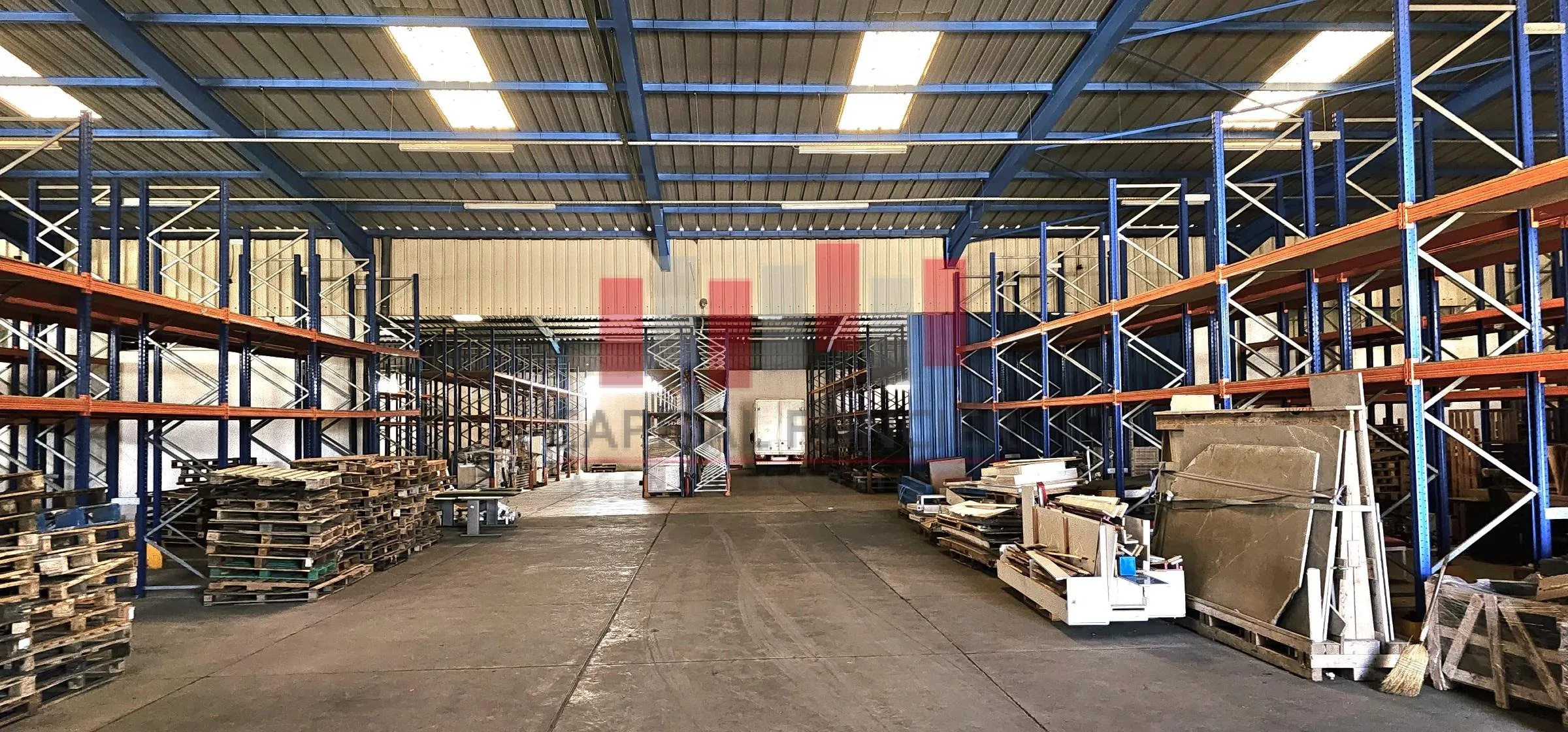 Hangar de 2200 m idéal pour production ou stockage a la location zone industrielle sidi maarouf - الدار البيضاء (2)