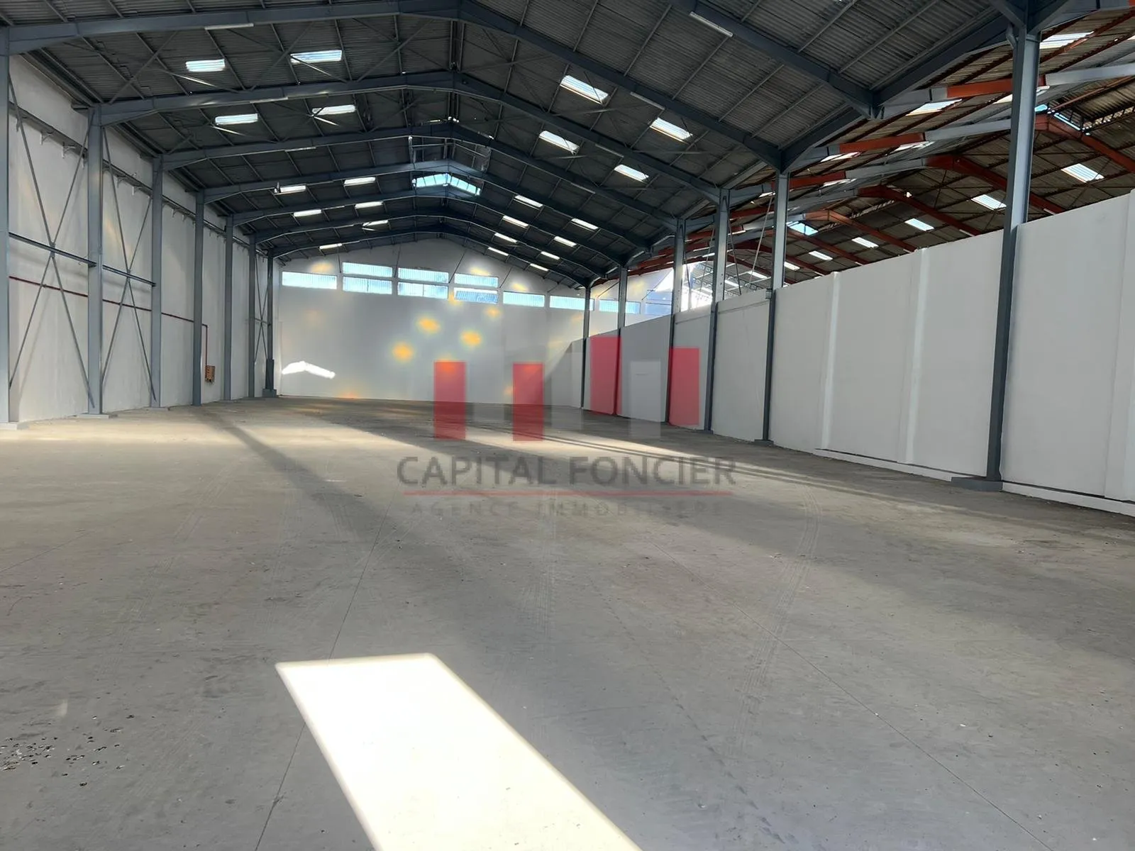 Usine industrielle de 3.400 m de surface couverte + 1.600 m de surface non couverte  a usage uniquement entreposage  a la location a ain sebaa - الدار البيضاء