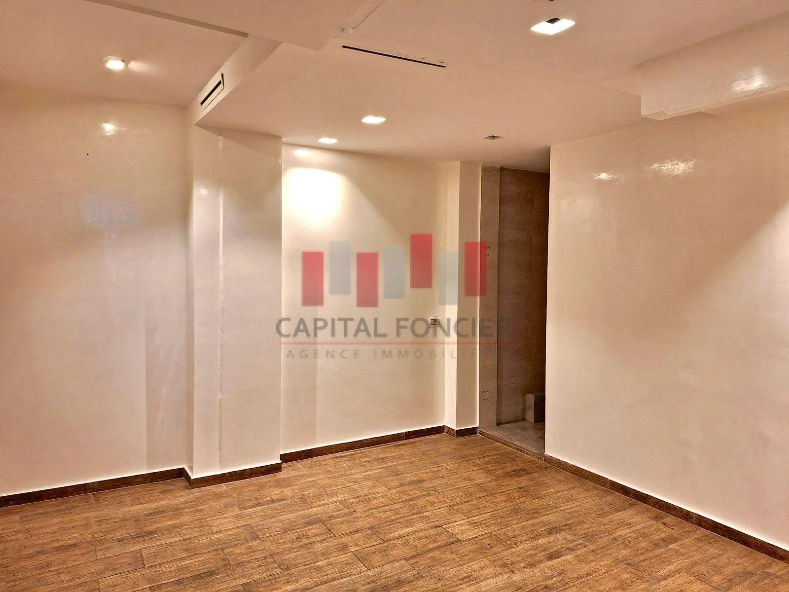 Local commercial premium de 220m2 à la location Bd Zerktouni - الدار البيضاء (2)