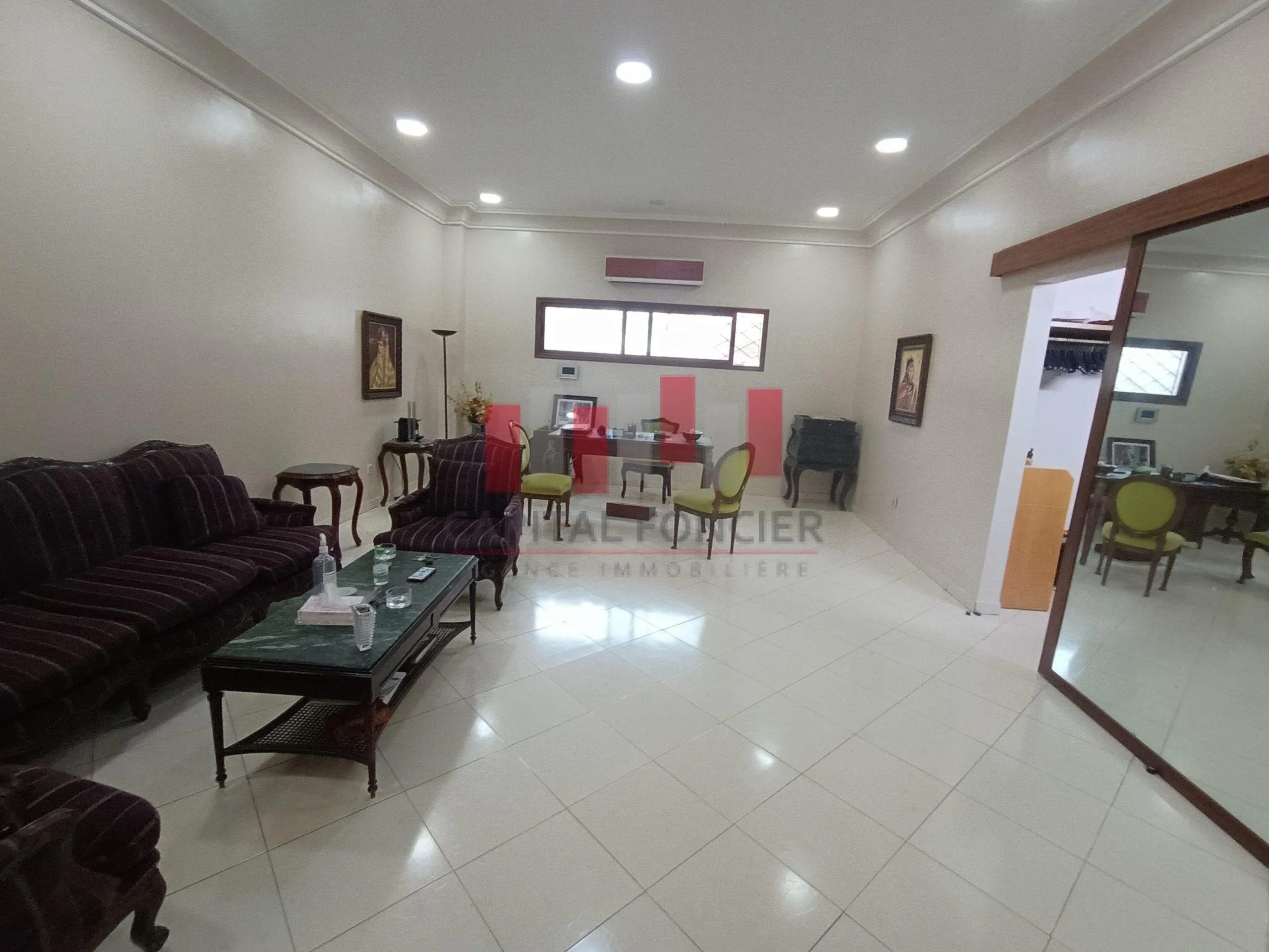Local commercial de 102m2 parallèle au Bd Ghandi à la location - الدار البيضاء (2)