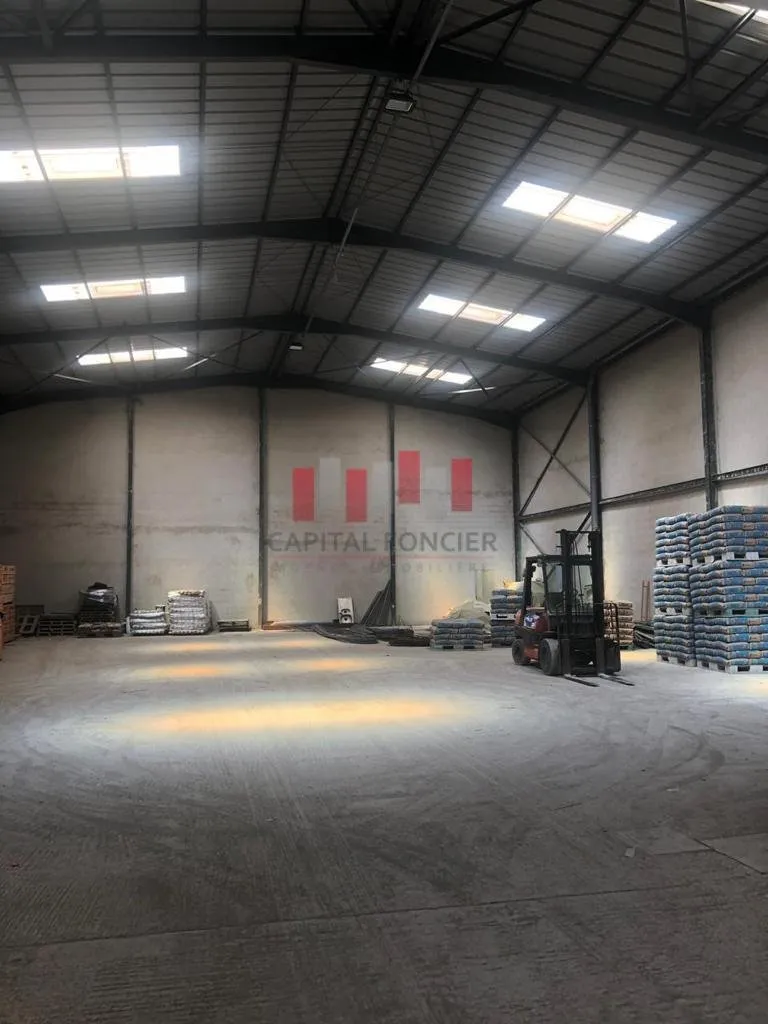 Usine industrielle de 900 m de surface utile R + 2 a la location  zone industrielle sidi maarouf - الدار البيضاء