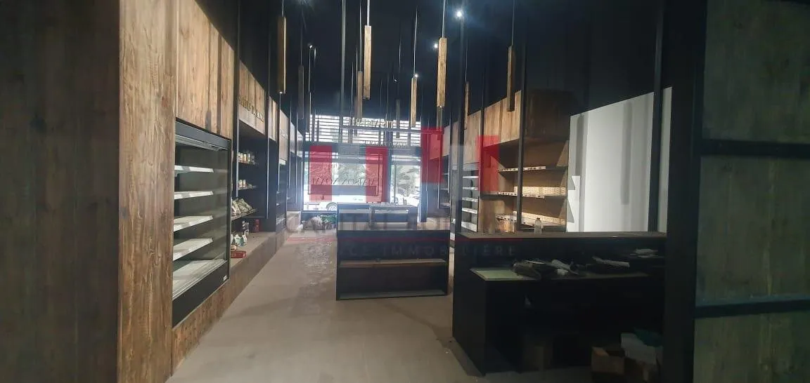 Splendide local commercial de 220m2 à la location dans une rue passante à Gauthier - الدار البيضاء